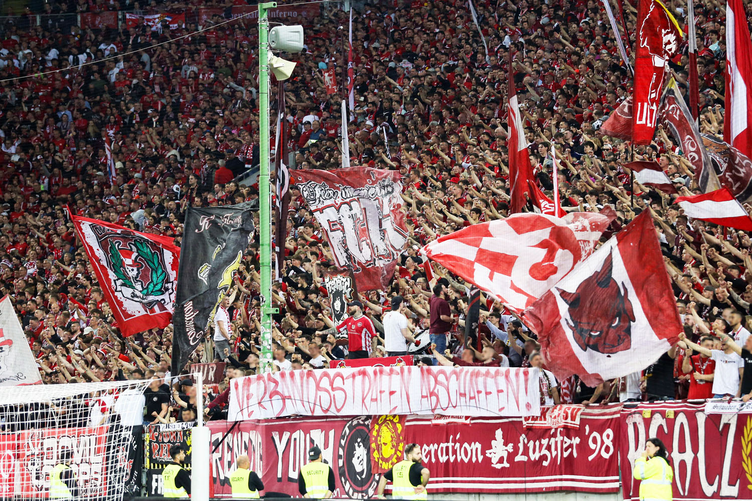 Spruchband: Verbandsstrafen abschaffen