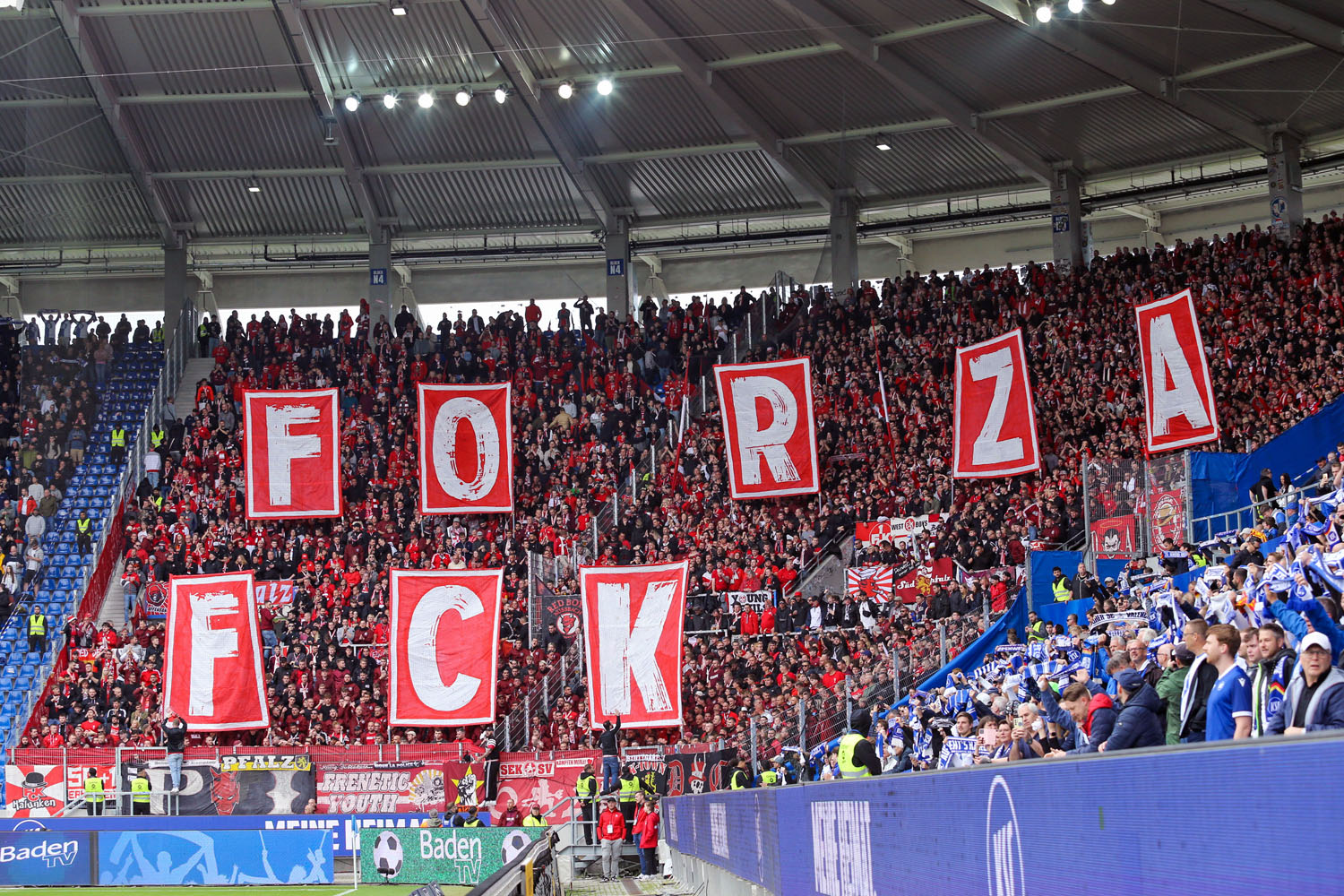 Choreo der FCK-Fans in Karlsruhe