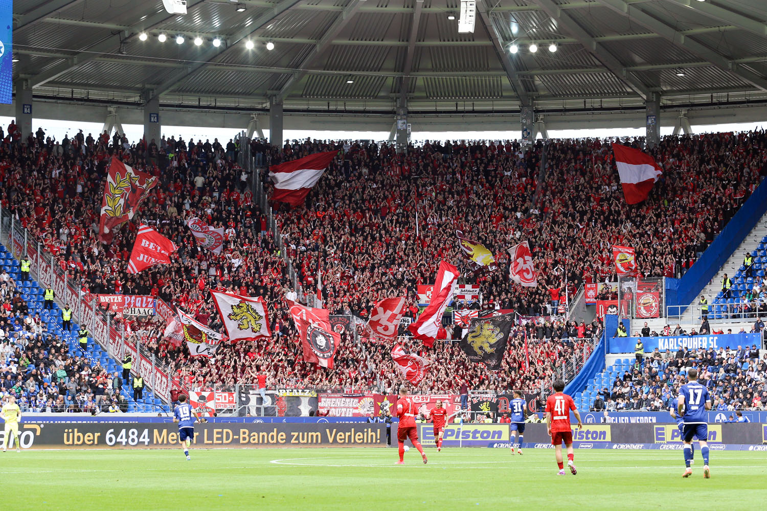 Gästeblock mit den FCK-Fans im Karlsruher Widparkstadion