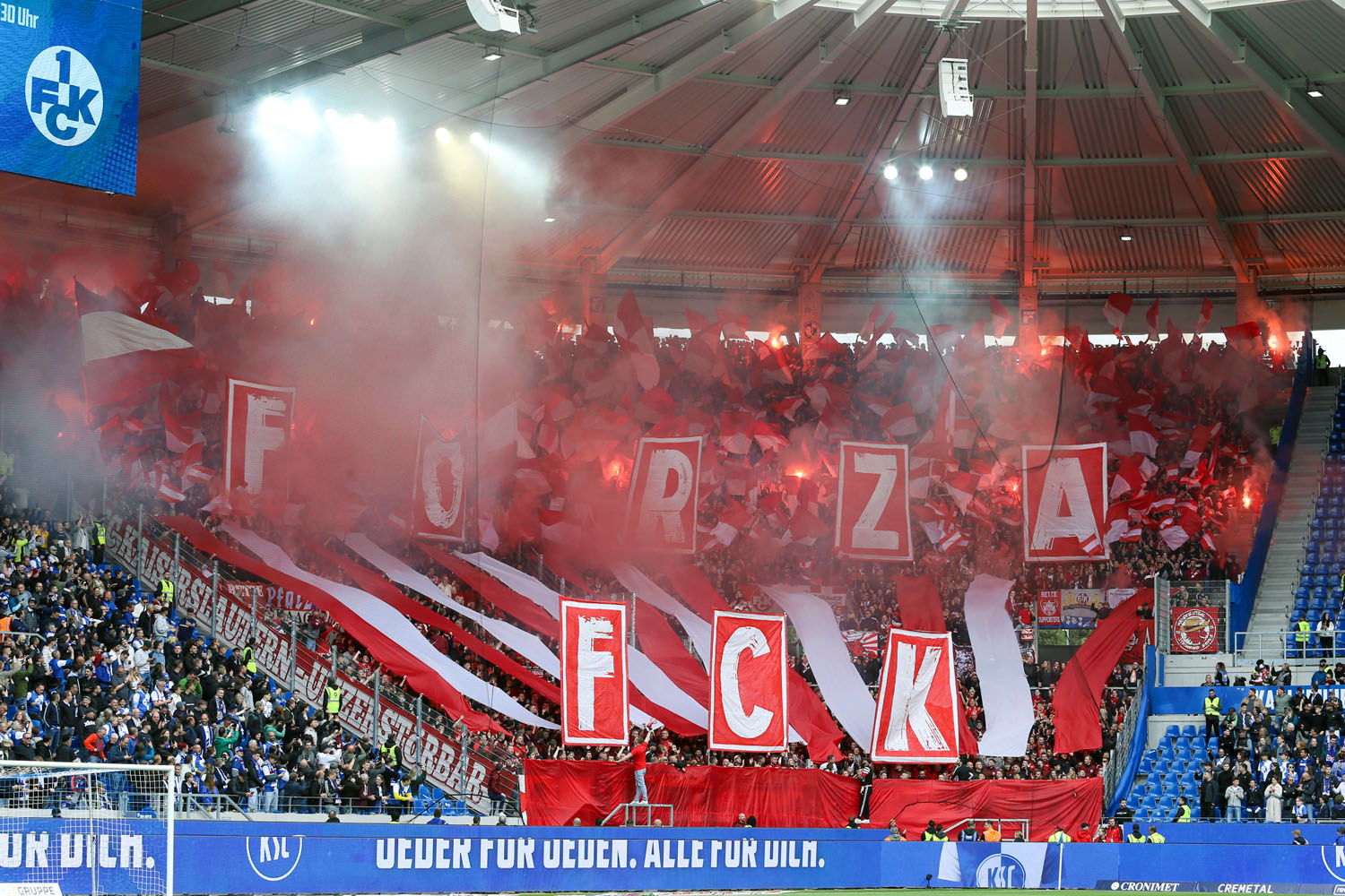Choreo der FCK-Fans in Karlsruhe
