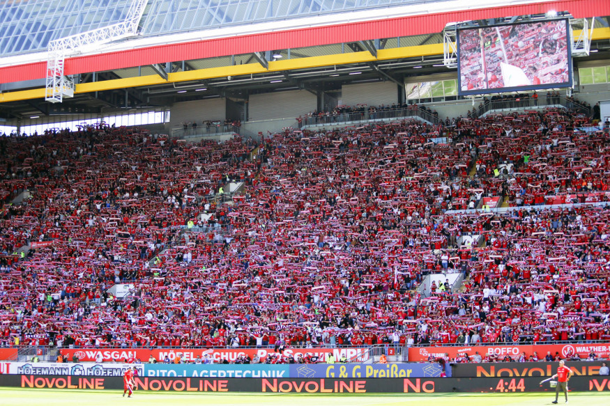 Vollbesetzte Südtribüne beim Heimspiel gegen Darmstadt