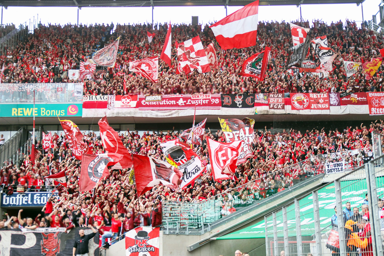 Etwa 6.500 FCK-Fans sind in Köln dabei