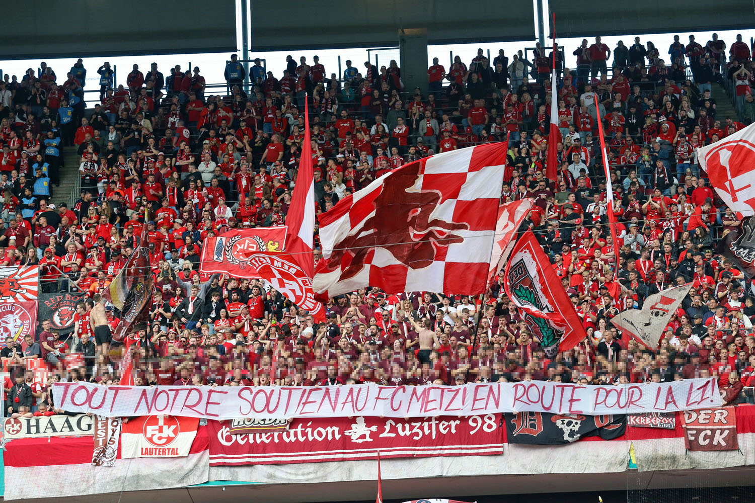 Spruchband zur Relegation des befreundeten FC Metz: Tout notre soutienau FC Metz! En route pour la Ligue 1!