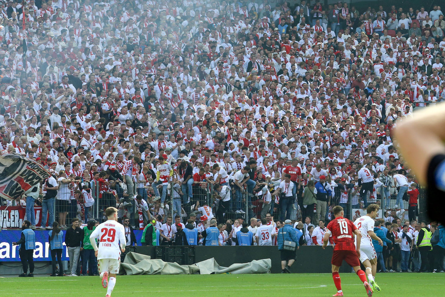 Kölner Fans machen sich bereit für den Platzsturm