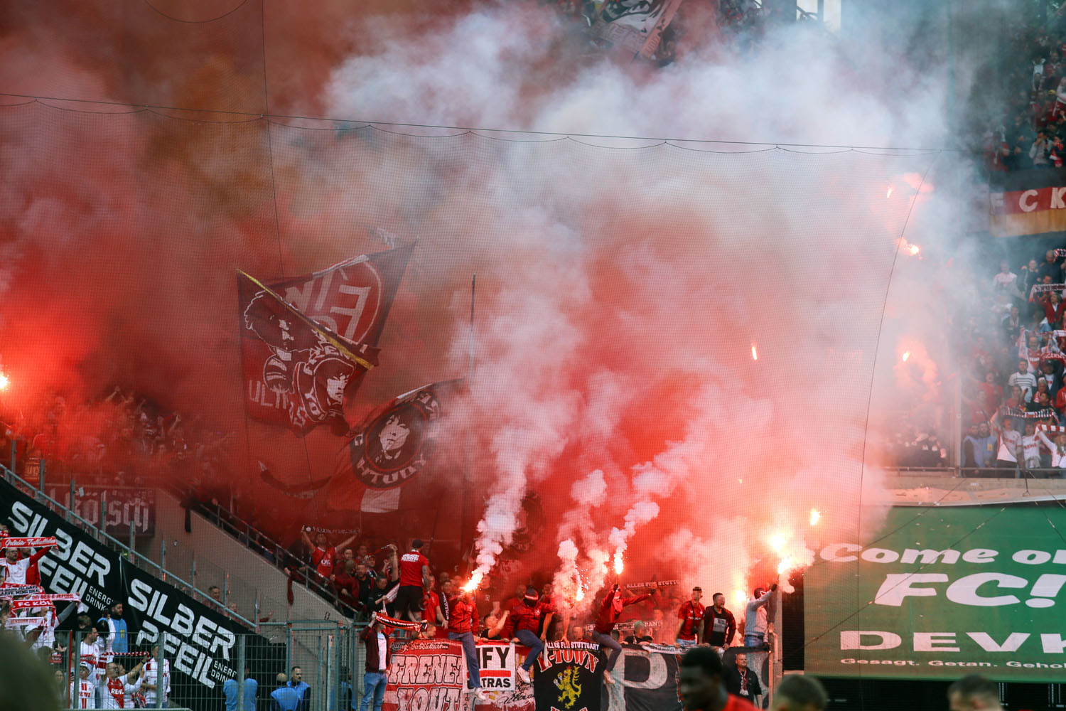 Pyroshow zum Einlaufen der Mannschaften