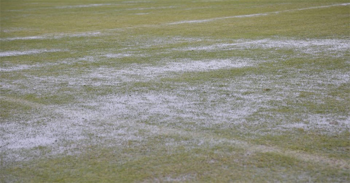 Platz unter Wasser: Testspiel-Absage in Spanien