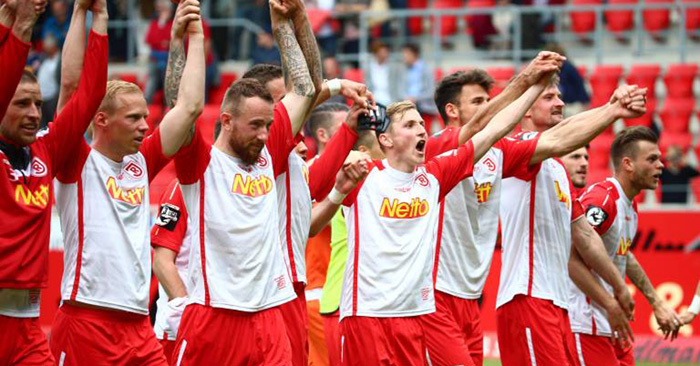 Jubelnde Spieler von Jahn Regensburg beim Heimspiel gegen den Chemnitzer FC