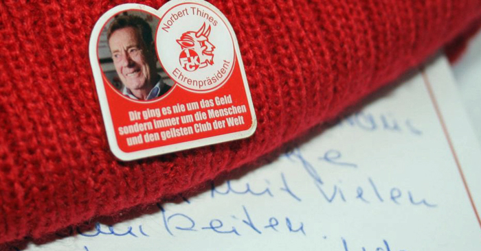 Ehrenpräsident Thines: Pin-Aktion zum Düsseldorf-Spiel