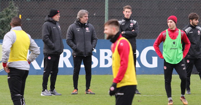 Zweiter von links, mit FCK-Mütze: Der neue Trainer Michael Frontzeck 