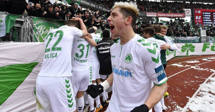 Auch Konkurrenz punktet - Fürth siegt im Derby