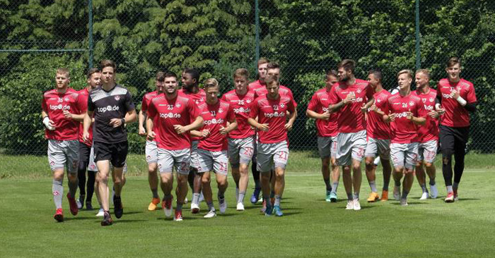 Trainingsauftakt mit 19 Spielern und 1.500 Fans