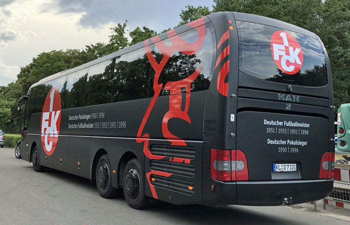 Der neugestaltete FCK-Mannschaftsbus zur Saison 2018/19: Komplettansicht von schräg hinten