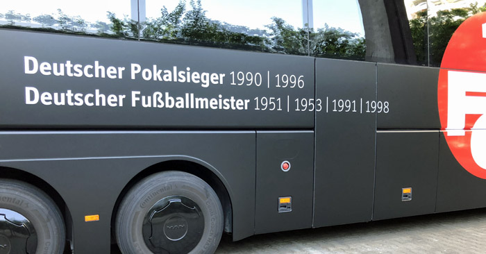 Der neugestaltete FCK-Mannschaftsbus zur Saison 2018/19: Seitenwand mit Titelauflistung