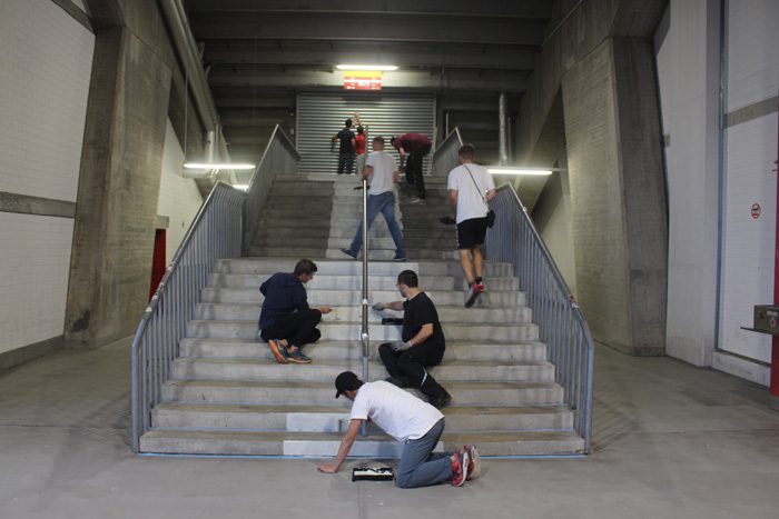 Die Treppen vor der Bemalung - grau in grau