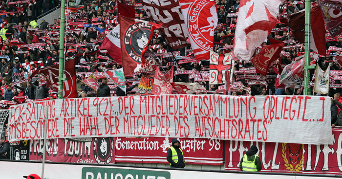 Fans weisen Flavio Becca auf die FCK-Satzung hin