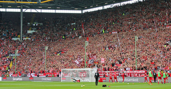 Ausverkauftes Bayern-Spiel live auf 