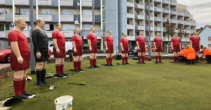 Figuren am Elf-Freunde-Kreisel wieder aufgebaut