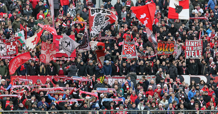 3.000 Fans feiern Auswärtssieg in rot-weiß-blau