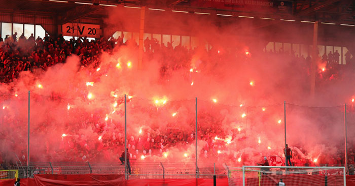 Viel Rot, viel Pyro: Hitziges Derby in Mannheim