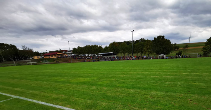 Pokal auf dem Sportplatz: FCK-Spiel wohl in Desloch