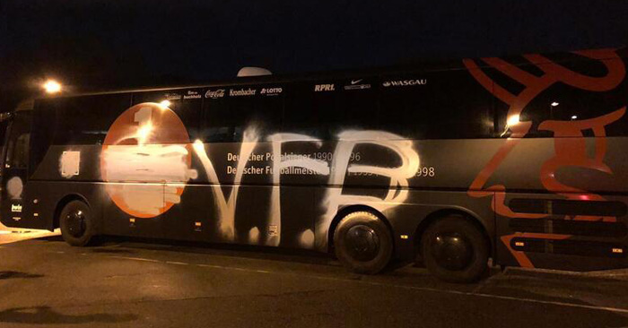 FCK-Mannschaftsbus vor Spiel in Lübeck beschmiert