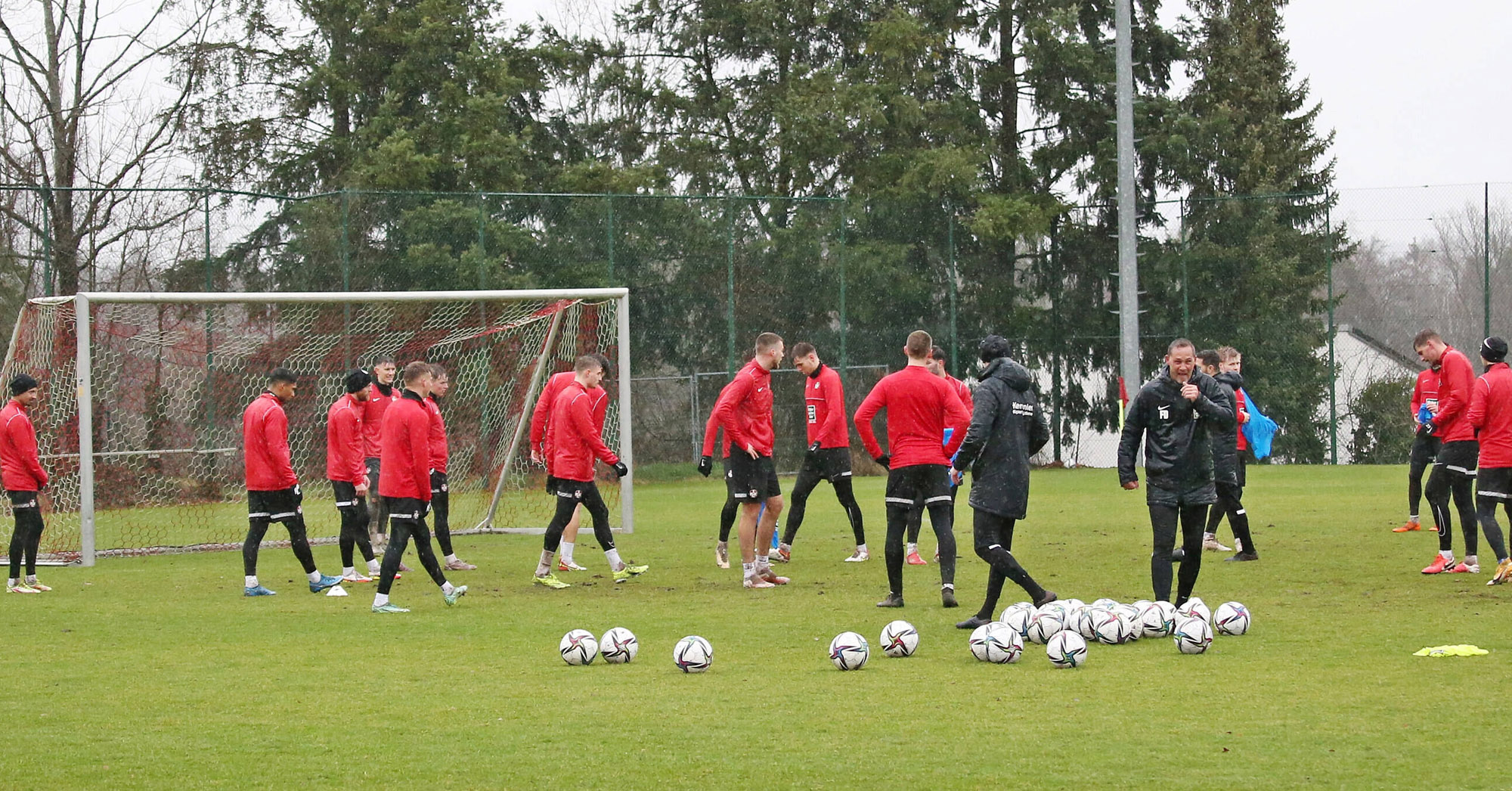 19 Spieler beim ersten Mannschaftstraining am Betze