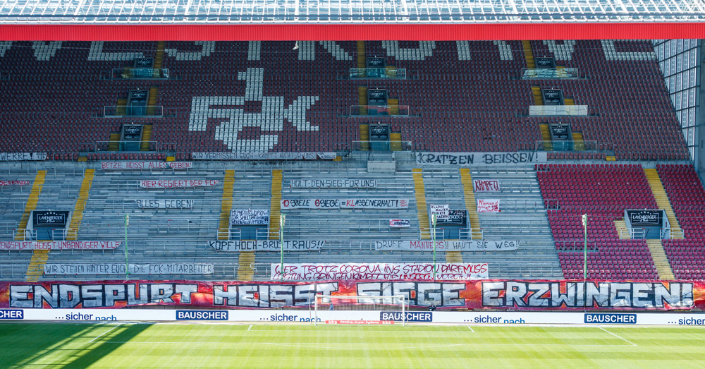 Fans können Spruchbänder in der Westkurve platzieren