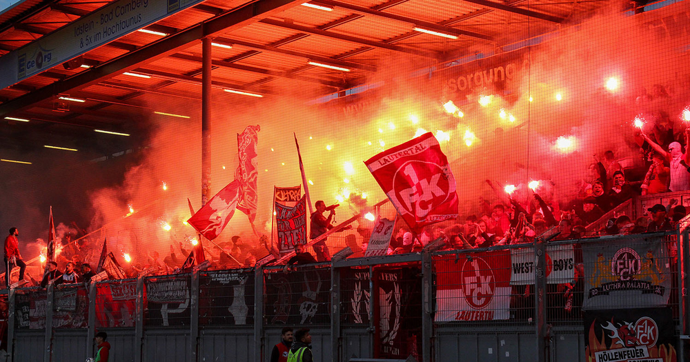 Drei Tribünen rot und weiß: Fans sorgen für Heimspiel