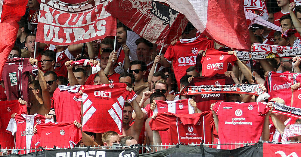 Mottofahrt: Alle im roten FCK-Trikot zum Spiel in Köln