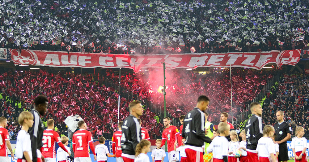 10.000 FCK-Fans brennen in Hamburg ein Feuerwerk ab