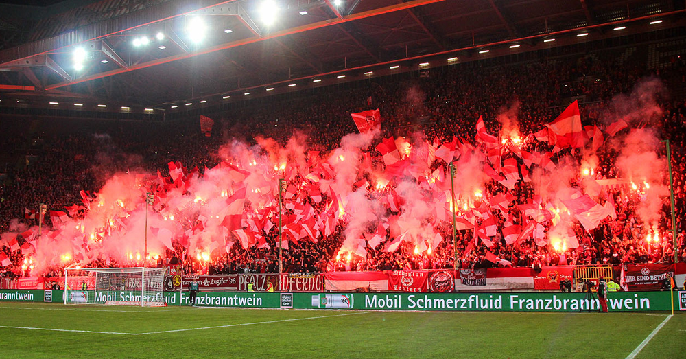 Der Betze brennt: Die Westkurve beim Derby gegen Karlsruhe