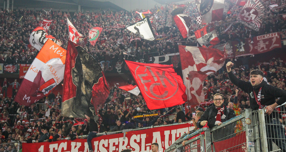 9.000 FCK-Fans zeigen in Düsseldorf nochmal großes Kino
