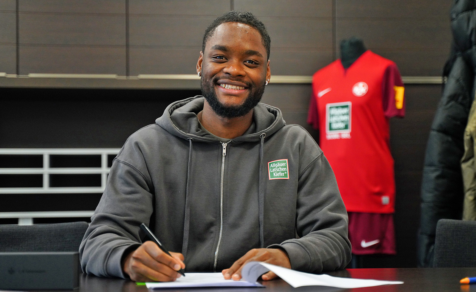 FCK leiht Ba-Muaka Chance Simakala von Holstein Kiel