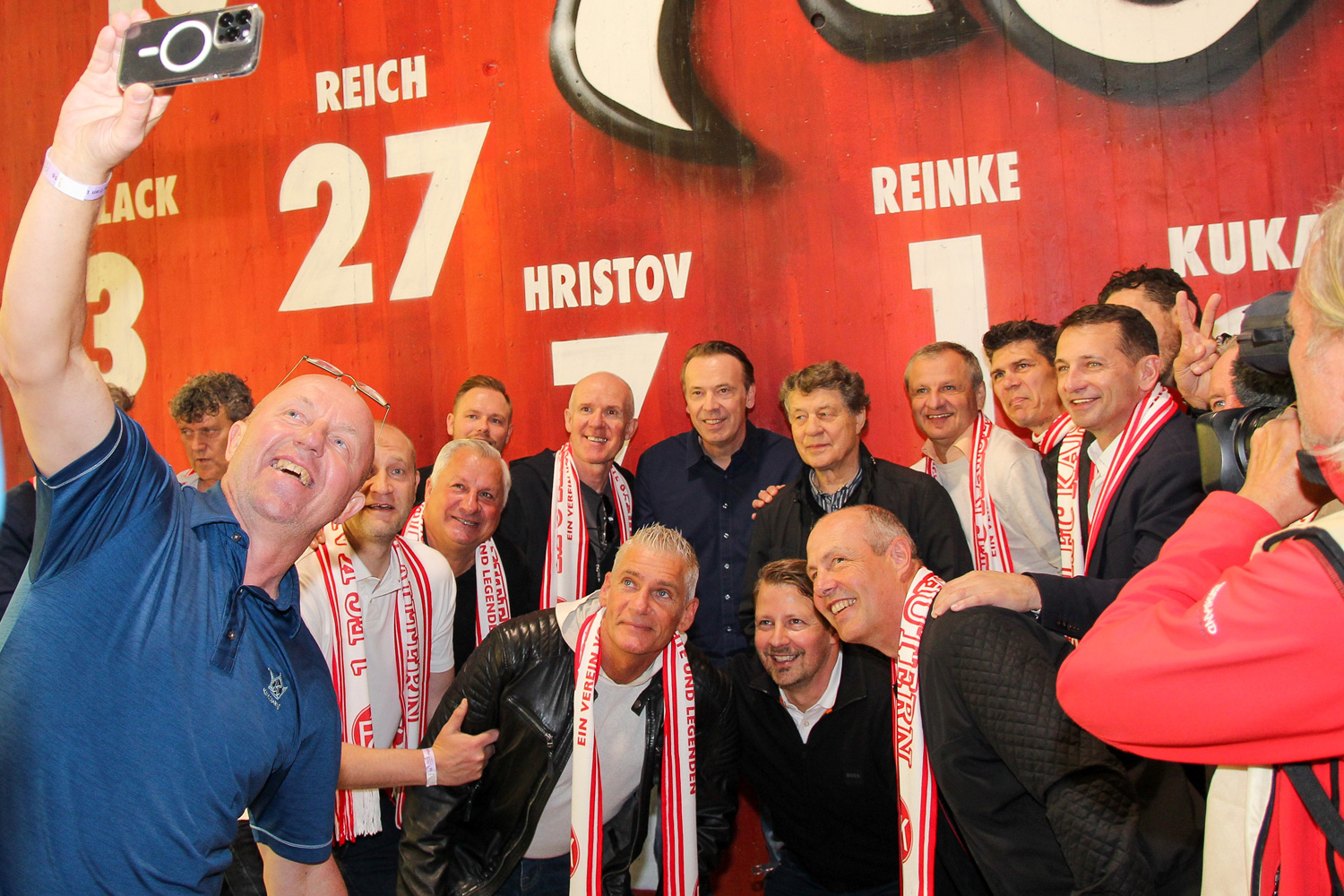 Miroslav Kadlec knipst ein Selfie vom Meisterteam 1998