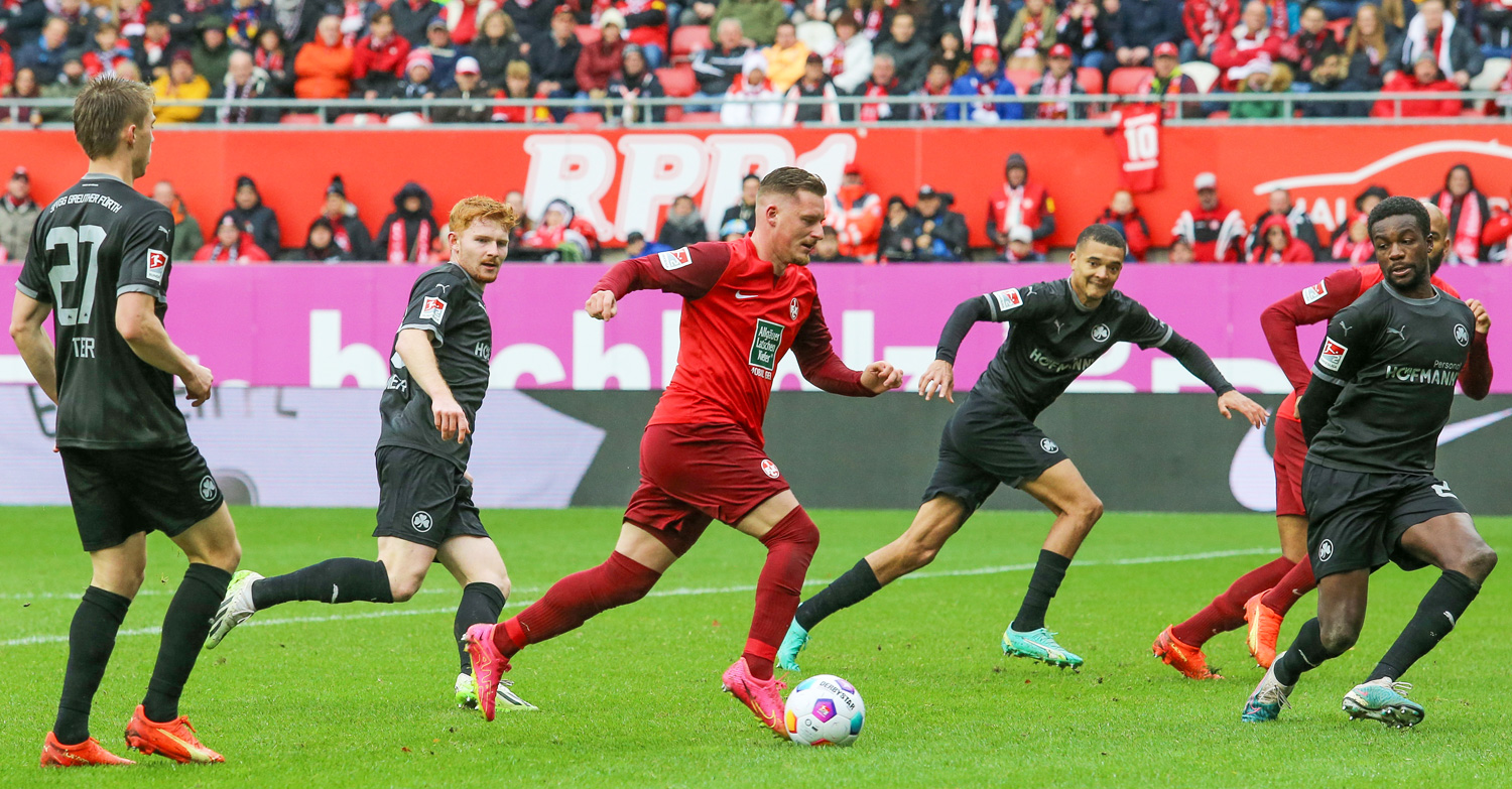 Sonntag, 13:30 Uhr: Rote Teufel empfangen die Störche