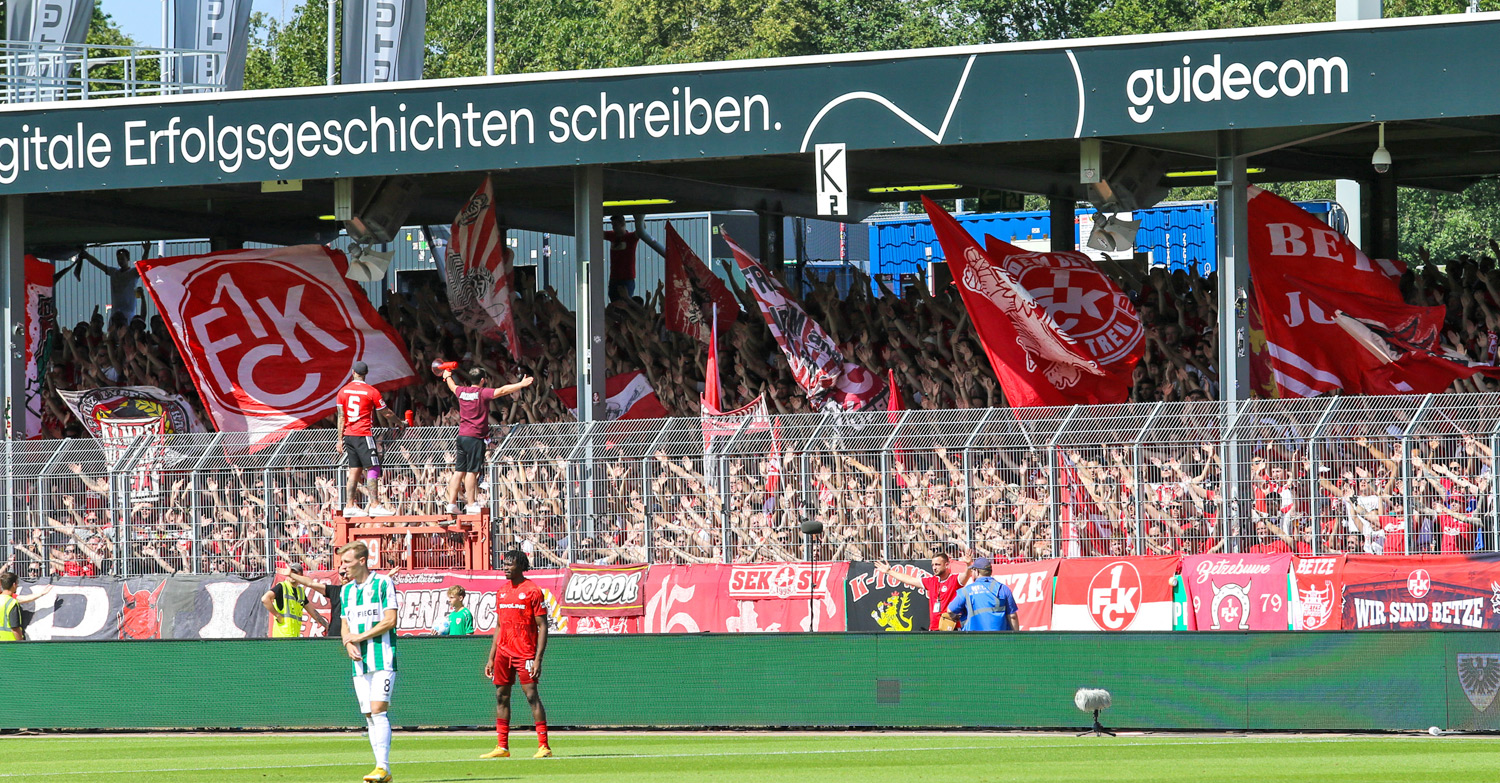 Blick in die Kurve: 1.500 FCK-Fans feiern bei den Preußen
