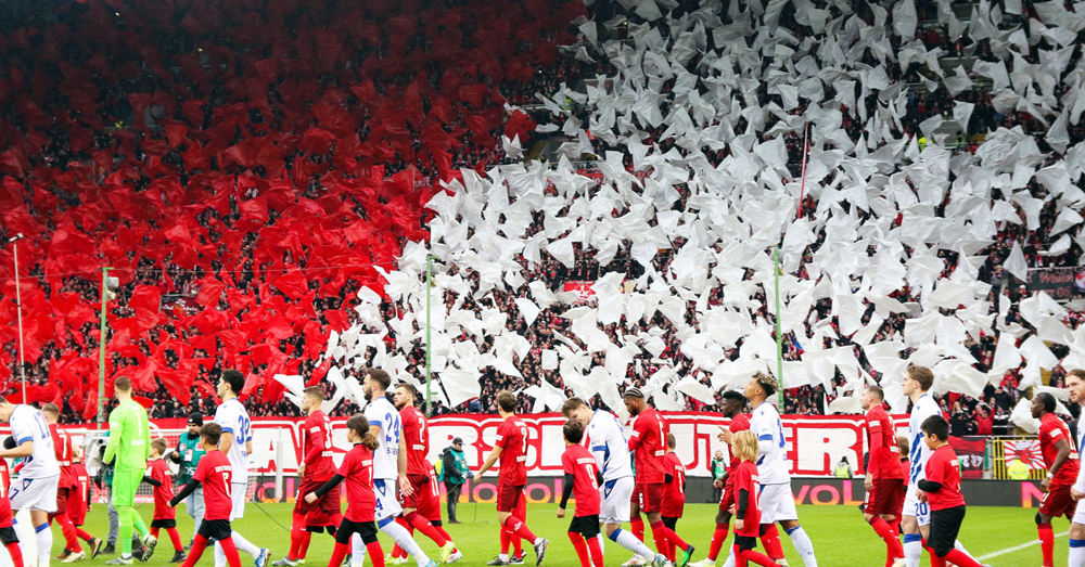 Mit Choreo und Taschentüchern: Betze feiert Derby-Party