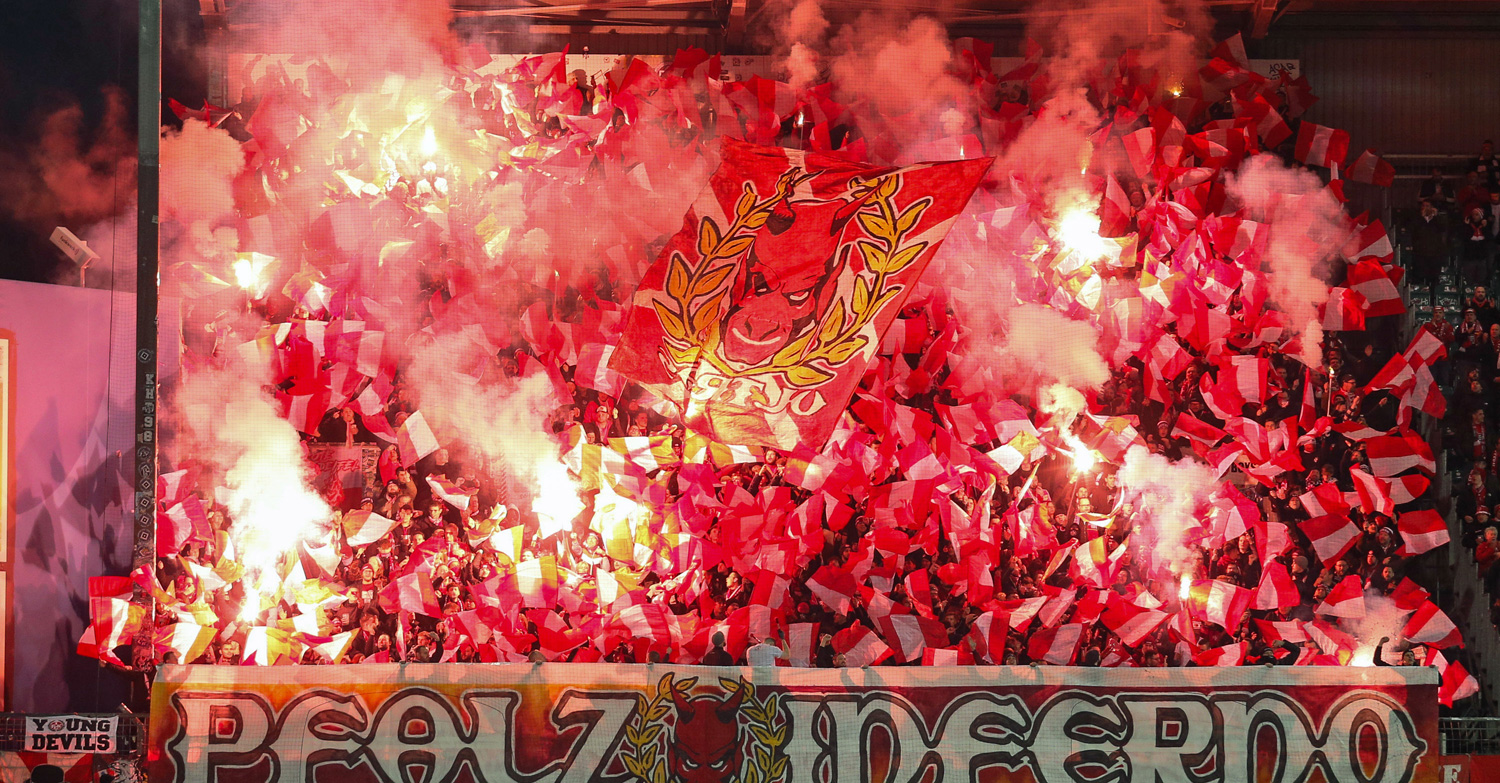 Choreo, Pyro, Auswärtssieg: Lautern feiert 
